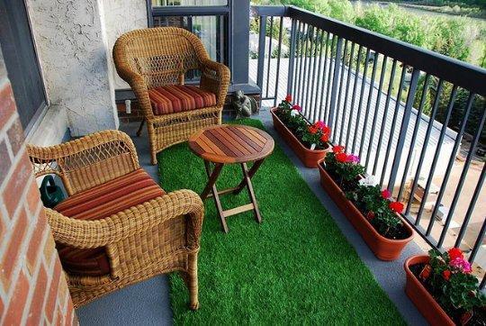 Штучна трава на балконі