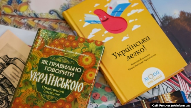 Російські окупанти вилучають із бібліотек усі книги української літератури та культури загалом, стверджує Аскад Ашурбеков (ілюстративне фото)