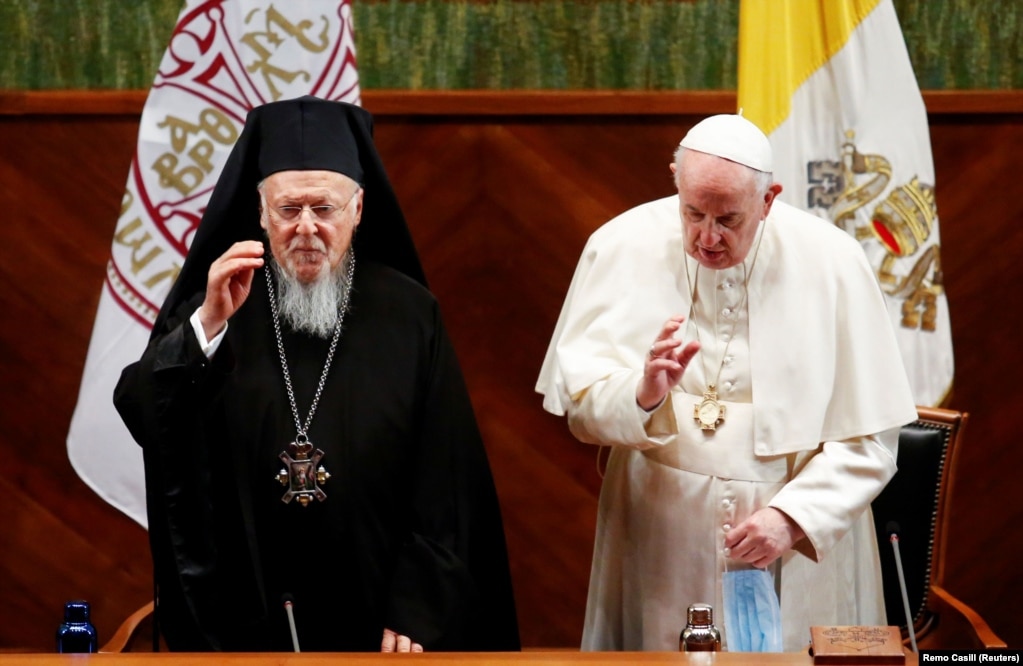 Вселенський патріарх Варфоломій (ліворуч) і глава Католицької церкви папа Франциск. Рим, Італія, 7 жовтня 2021 року