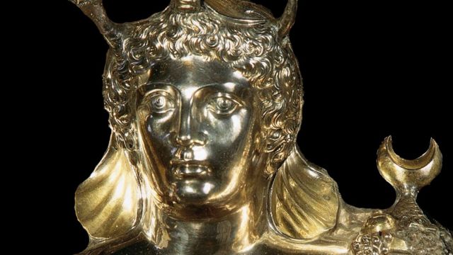 Cleopatra Selene, detalle de bandeja dorada