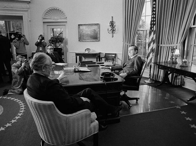 Tổng thống Richard Nixon và Ngoại trưởng Henry Kissinger trong cuộc gặp với Đại sứ Liên Xô Anatoly Dobrynin tại Nhà Trắng vào ngày 26/12/1973