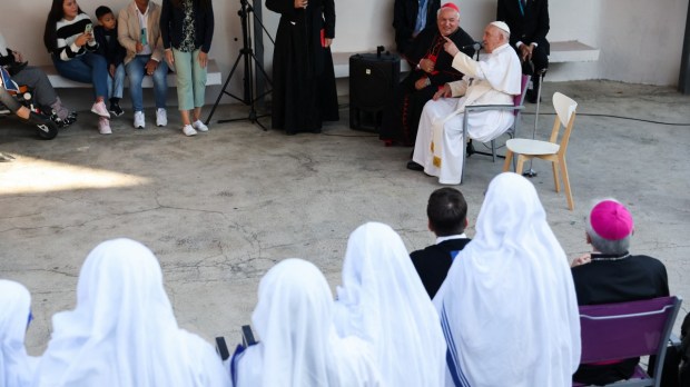 Đức Giáo Hoàng đến thăm một trong những quận nghèo nhất nước Pháp