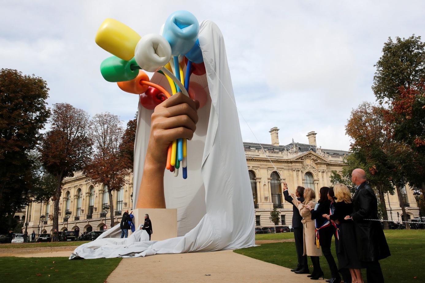 Jeff Koons Inaugurates His Tulip Sculpture in Paris. Finally ...