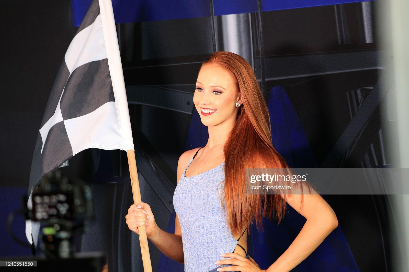D:\Documenti\posts\posts\Miami\New folder\donne\female-fan-poses-with-a-checkered-flag-during-the-first-running-of-picture-id1240551550.jpg