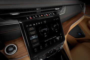 Về hệ thống giải trí, Jeep Grand Cherokee 2023 sử dụng màn hình cảm ứng trung tâm 10.25” với tỷ lệ vuông.