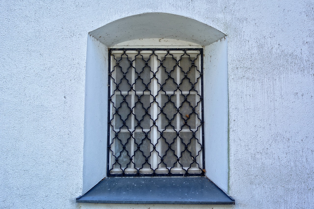 Teralis jendela rumah klasik