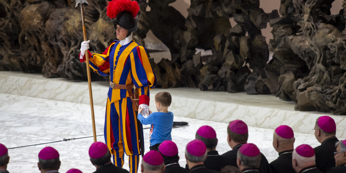 Bức điêu khắc nhìn đáng sợ phía sau đức Giáo hoàng là gì?