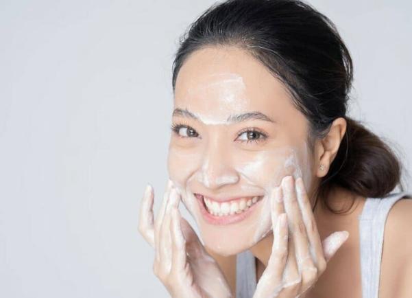 Sữa rửa mặt cho da khô nhạy cảm làm sạch da dịu nhẹ