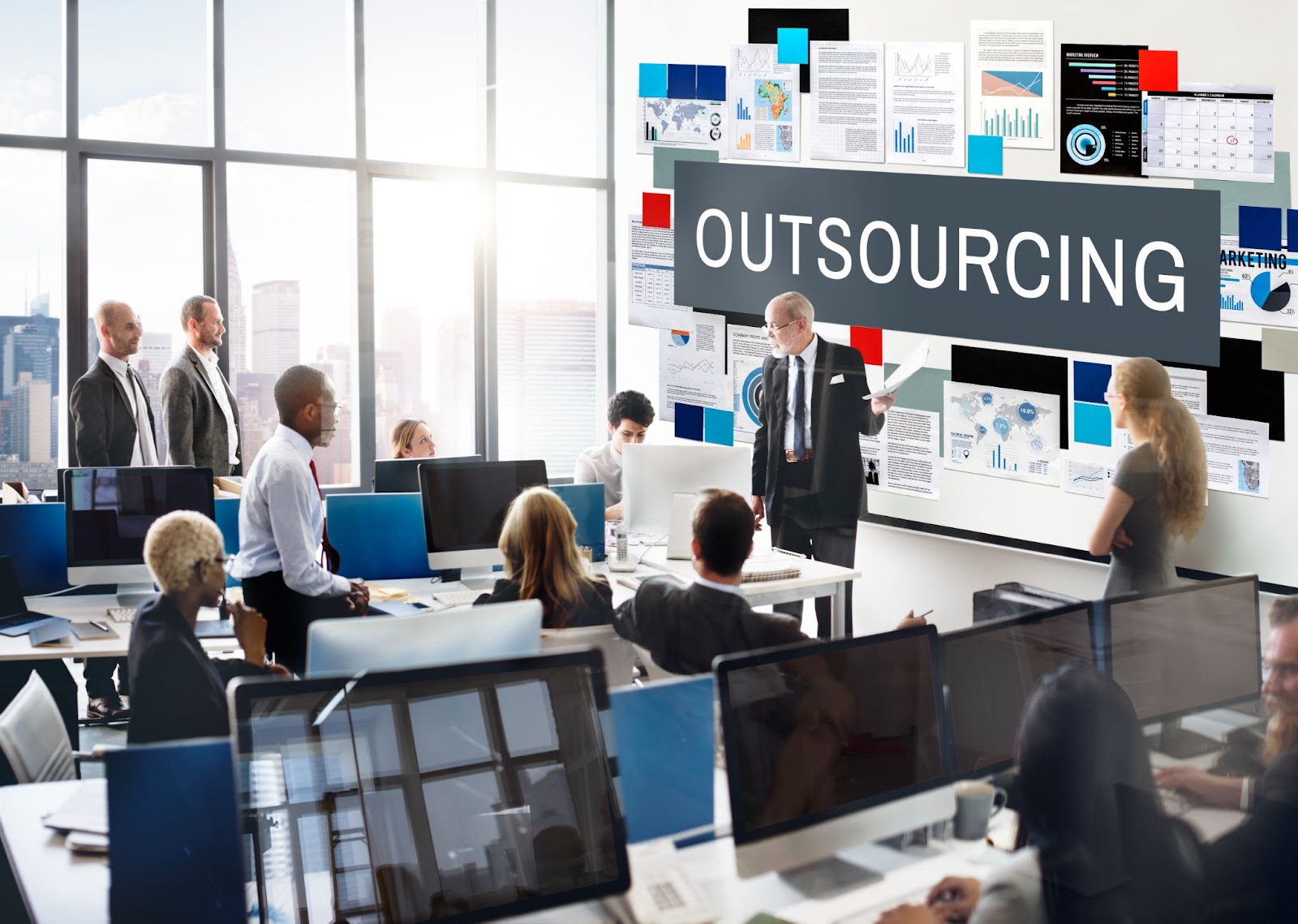 Nearshore software development is a strategic outsourcing model to external service providers in neighboring or neighboring countries.