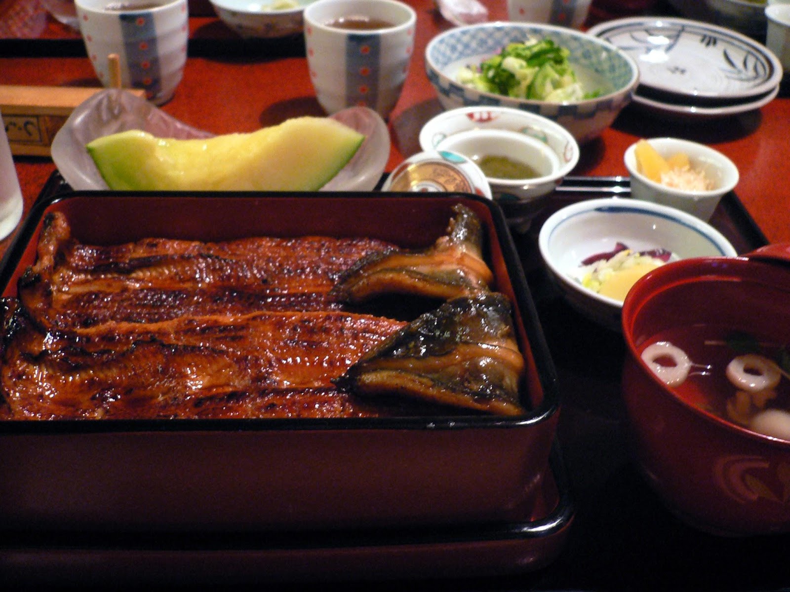 うなぎのかば焼き定食、メロンやお吸い物がついている贅沢な御膳の画像です。