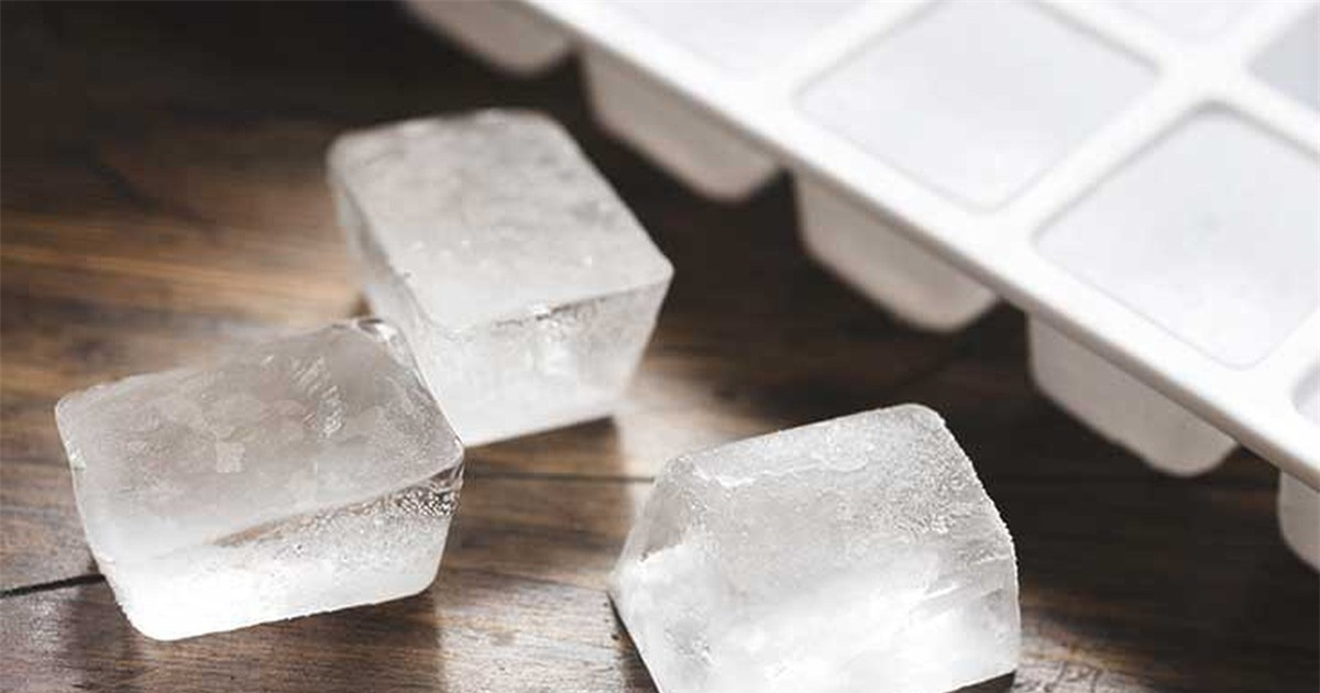 Đối với các món hầm bạn có thể dùng đá lạnh để vớt bớt mỡ - Các mẹo vặt hay trong nấu ăn