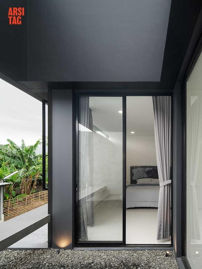 Tampilan kamar tidur minimalis dari balkon lantai dua, Karya Localic Studio via Arsitag