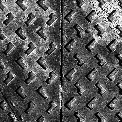 photo of manhole cover, black and white, abstract, photo, fotografia de tampa saneamento, ruimnm, preto e branco, abstracto, fotografia