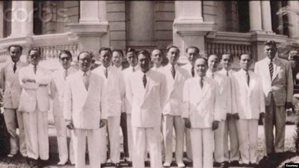 Nội các Hoàng thân Bửu Lộc, tháng giêng 1954 tại dinh Gia Long, Sài Gòn. Từ trái sang phải, nhận diện như một hàng, người thứ 4 là Hoàng thân Bửu Lộc ; người thứ 8 là Bảo Đại.