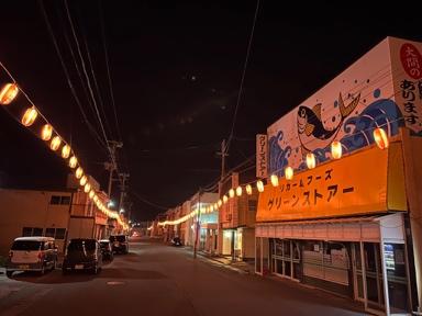 夜の街中の道路標識

自動的に生成された説明