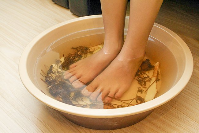 Ngâm chân vào nước thảo dược sẽ giúp cải thiện tình trạng đau khớp của bạn