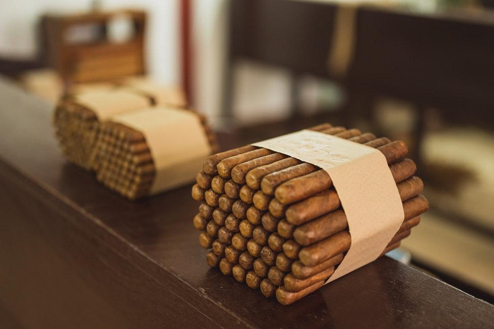 conjunto de tabacos y cigarros