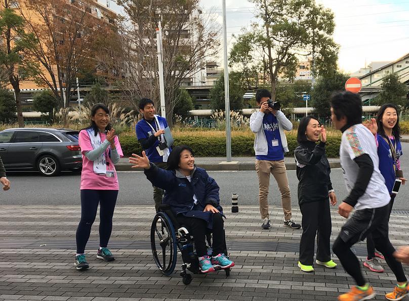 屋外, 道路, 人, 乗る が含まれている画像

自動的に生成された説明