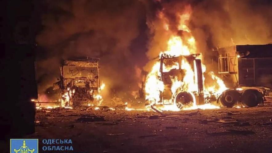 Ảnh tư liệu: Một xe tải tại bốc cháy sau cuộc oanh kích của Nga bằng drone vào Odessa, Ukraina, sáng ngày 13/09/2023..
