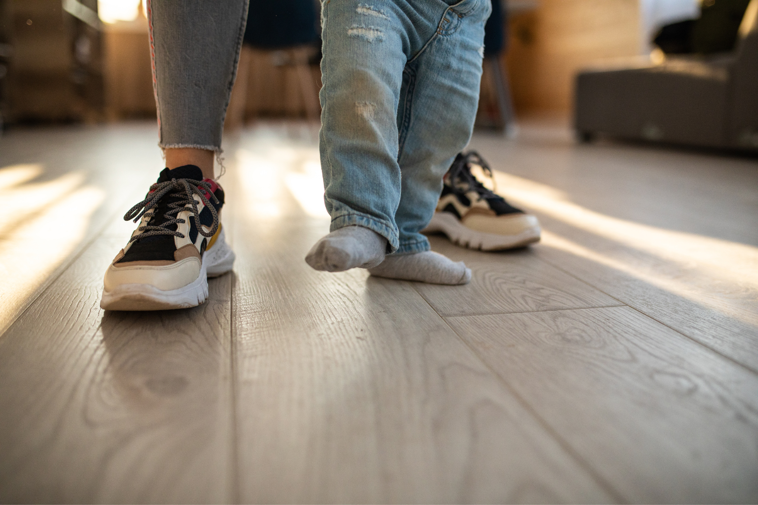 Plancher qui craque quand on marche. Bébé qui apprend à marcher sur plancher de maison.