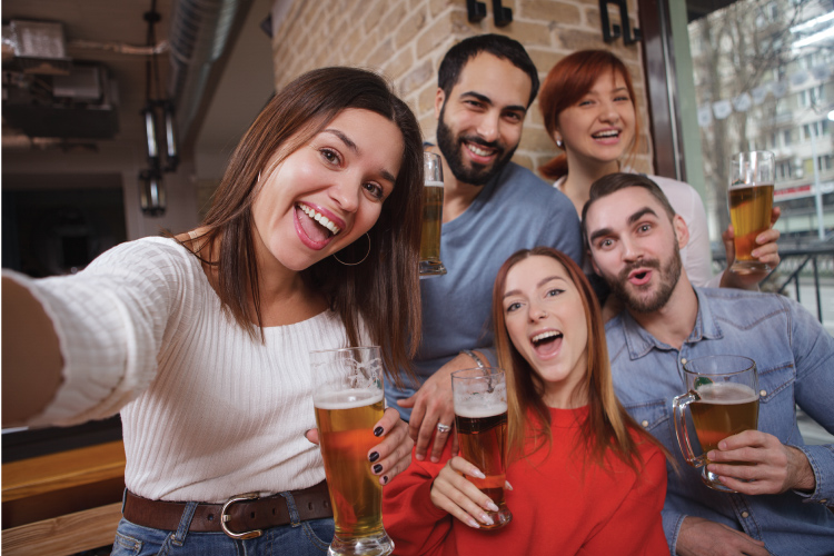 Selfie de amigos con cerveza