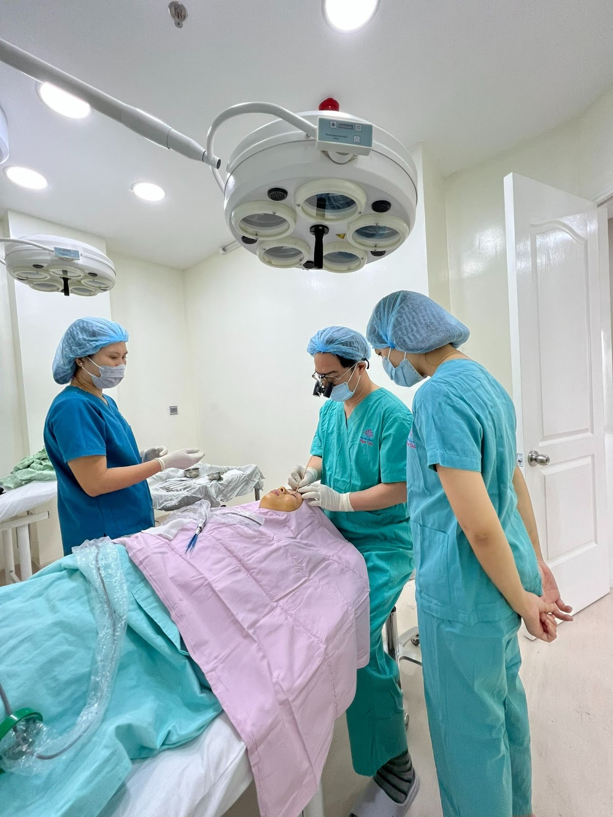 Bệnh viện Thẩm mỹ Ngọc Phú, thực hiện nâng cung mày giấu chỉ, do chính tay các bác sĩ chuyên khoa mắt Ngọc Phú trên 35 năm kinh nghiệm trong lĩnh vực thẩm mỹ thực hiện
