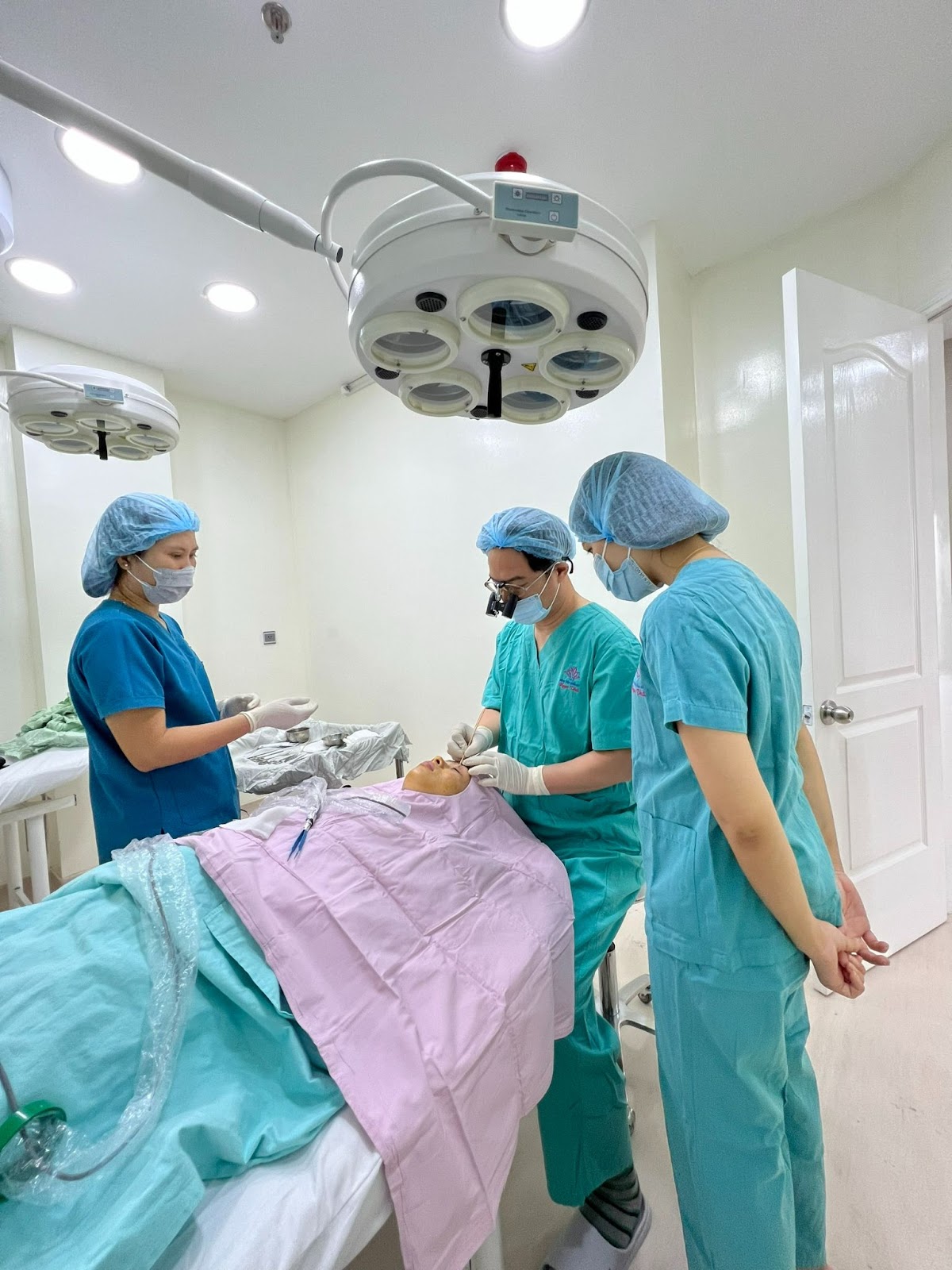 Thẩm Mỹ Việt Nam, thực hiện nâng cung mày giấu chỉ, do chính tay các bác sĩ chuyên khoa mắt Thẩm Mỹ Việt Nam trên 35 năm kinh nghiệm trong lĩnh vực thẩm mỹ thực hiện