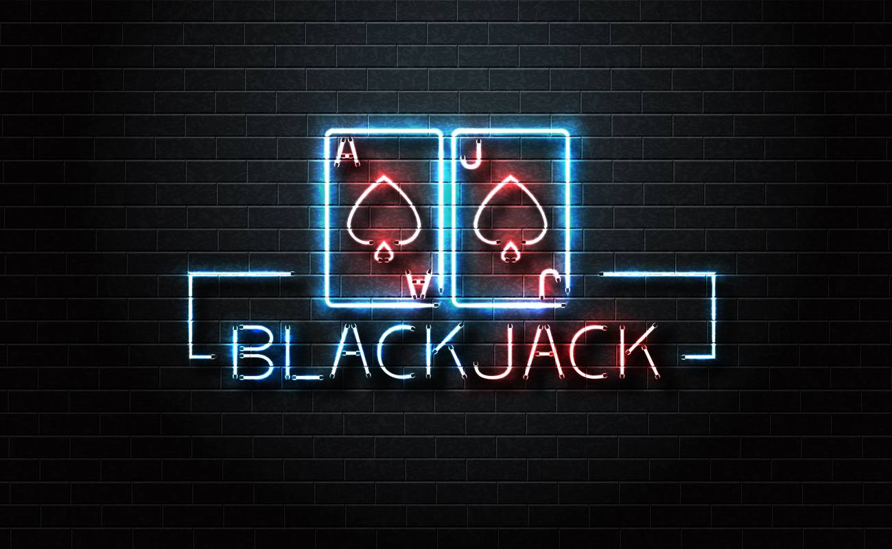 Tanda neon Blackjack dengan warna biru dan merah