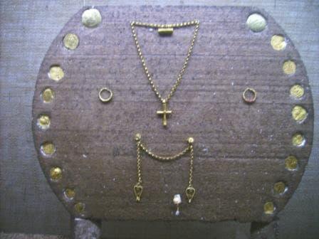 A picture containing necklace, box

Description automatically generated