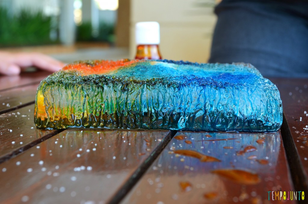 Brincadeiras que estimular a curiosidade dos jovens cientistas - pintura no gelo - gelo colorido