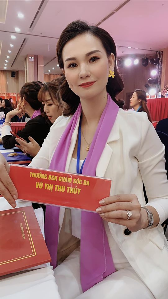 Doanh nhân Thu Thủy làm trưởng ban giám khảo trong các cuộc thi về chăm sóc da.