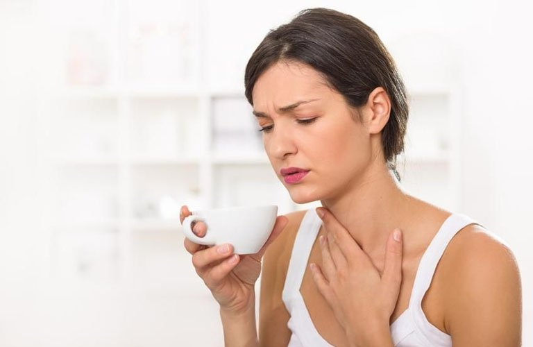 Đau rát vùng cổ họng khi nuốt nước bọt là biểu hiện của bệnh gì?