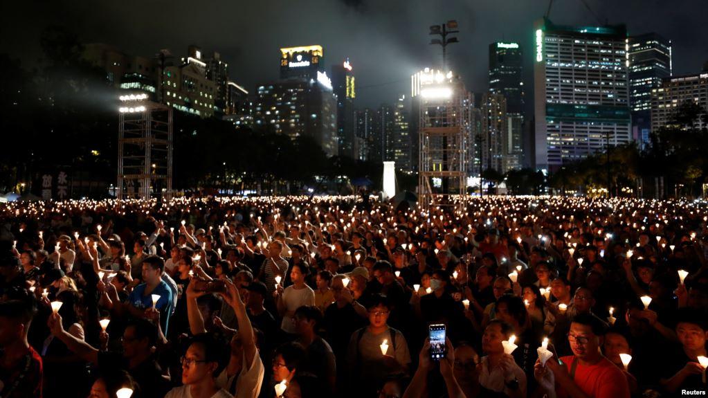 成千上万的香港民众聚集在维多利亚公园纪念八九六四民主运动被镇压30周年。(2019年6月4日)
