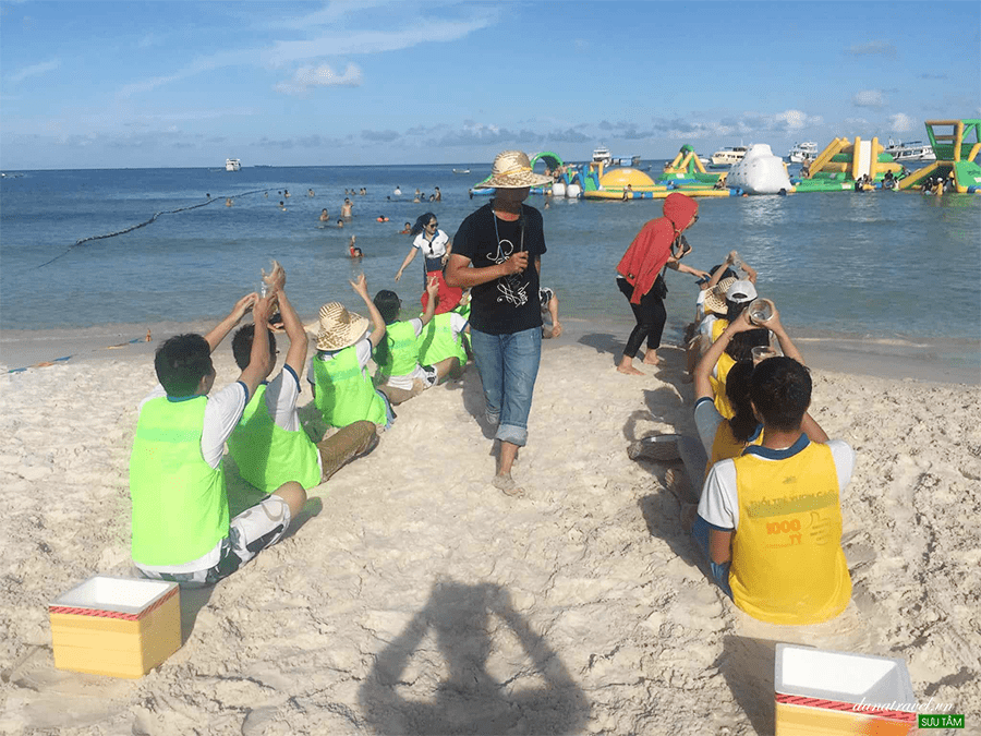 trò chơi team building bãi biển: đồng lòng tát biển Đông