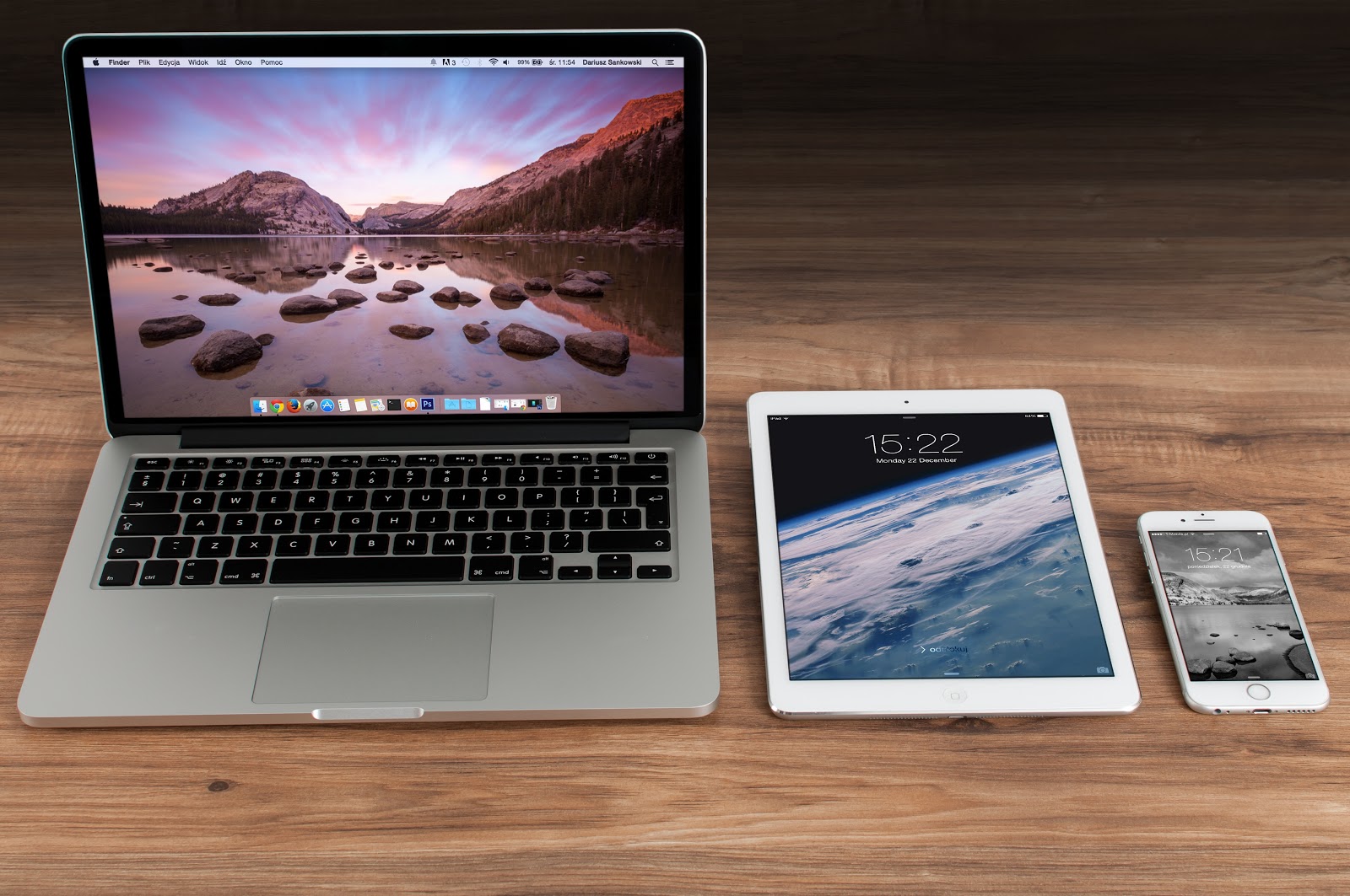 https://static.pexels.com/photos/4158/apple-iphone-smartphone-desk.jpg