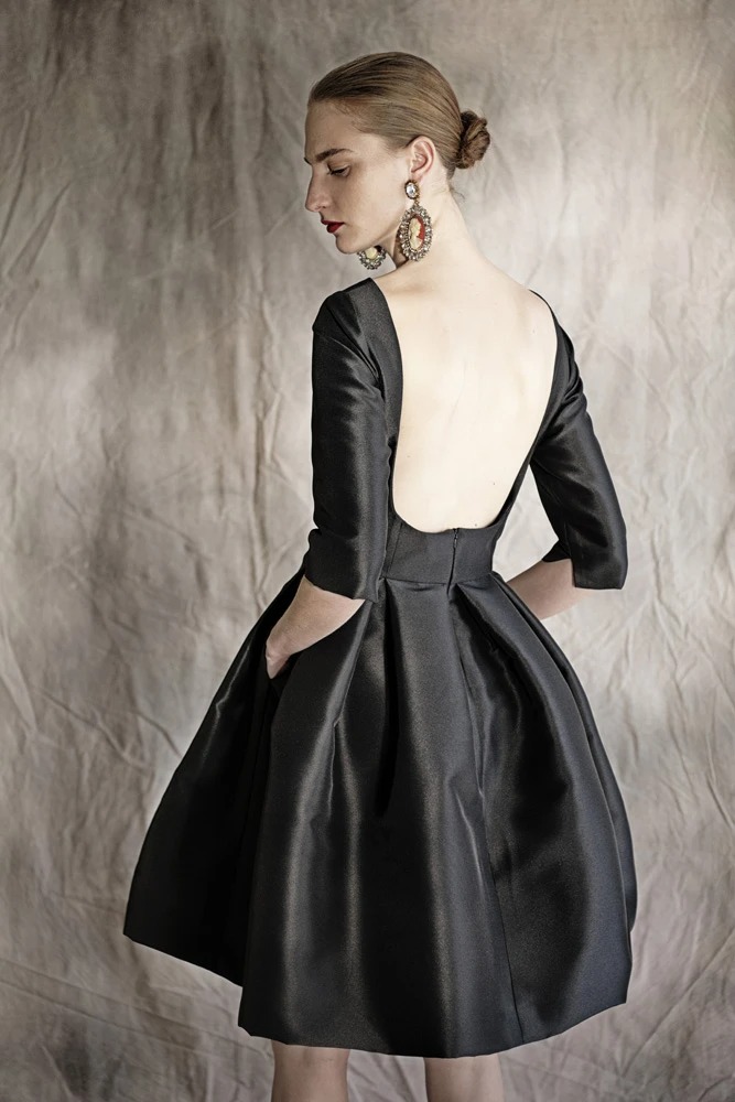 Emily in Paris: Αυτό είναι το εντυπωσιακό φόρεμα του Βασίλη Ζούλια που θα  δούμε στη δεύτερη σεζόν | Jenny.gr