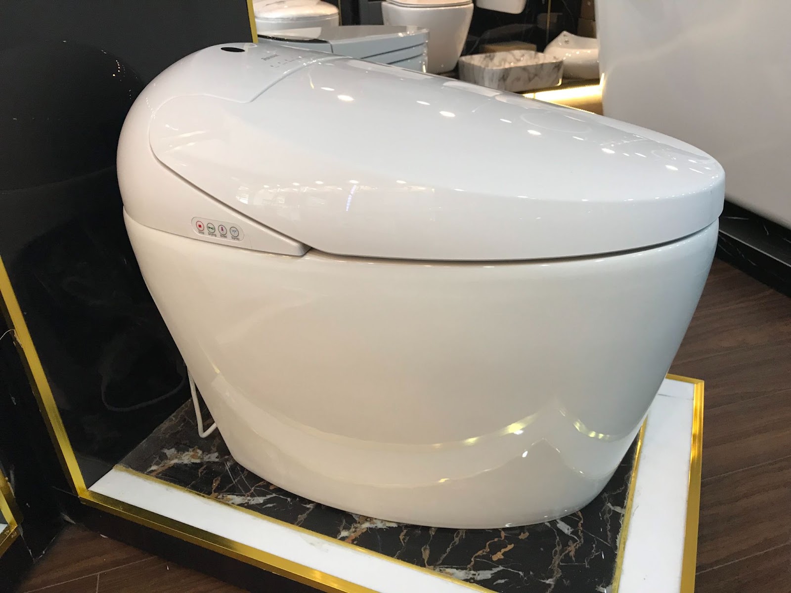 Chọn bồn cầu giá rẻ phù hợp diện tích không gian nhà tắm