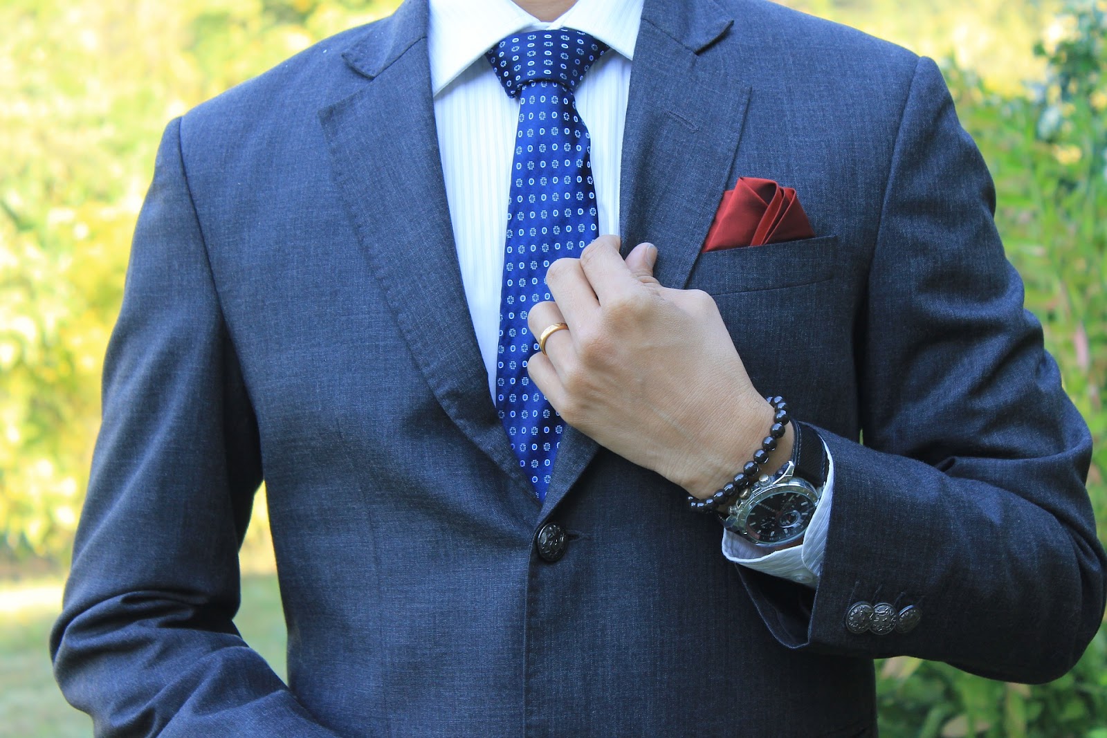 スーツ　赤　ハンカチ　指輪　ネクタイ