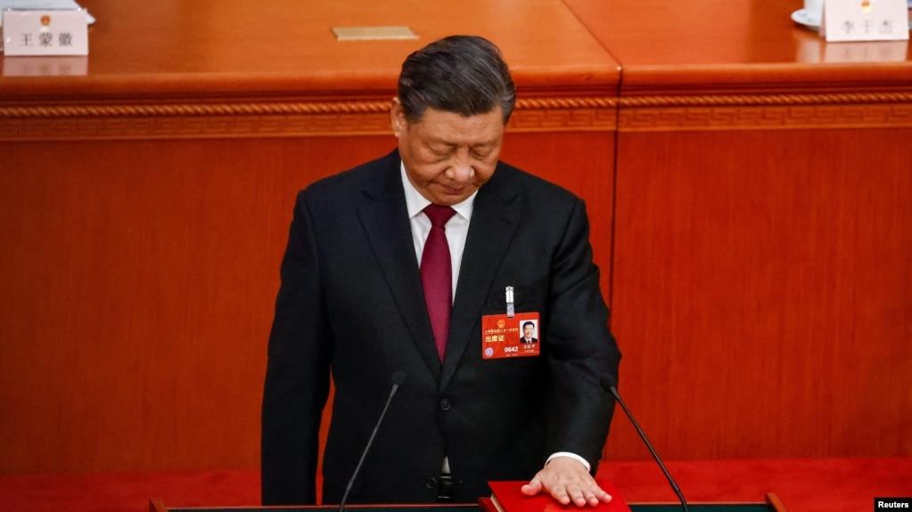 2023年3月10日,在中国第十四届全国人大一次会议第三次全体会议上新当选的国家主席、中央军委主席习近平进行宪法宣誓。