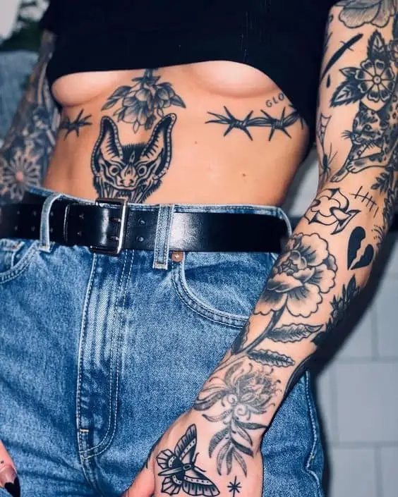 Lady shows off her underboobs with this gorgeous body tat