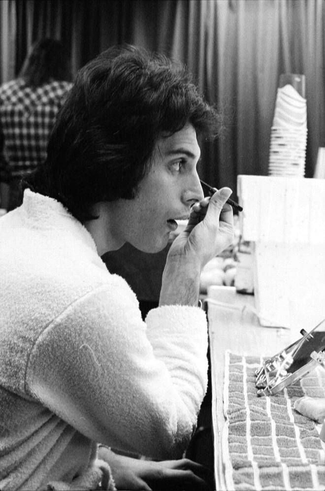Freddie Mercury pictured applying eyeliner backstage in 1977