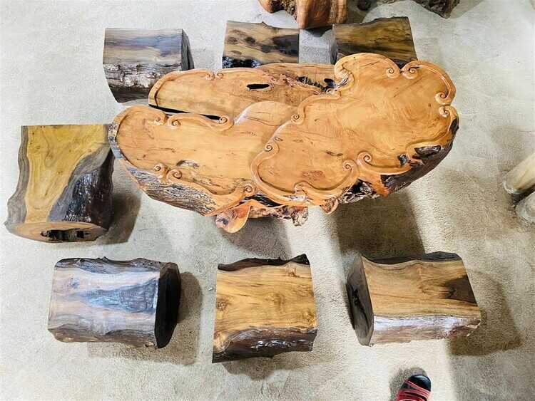 Bàn và ghế mỹ nghệ từ gỗ đinh hương 