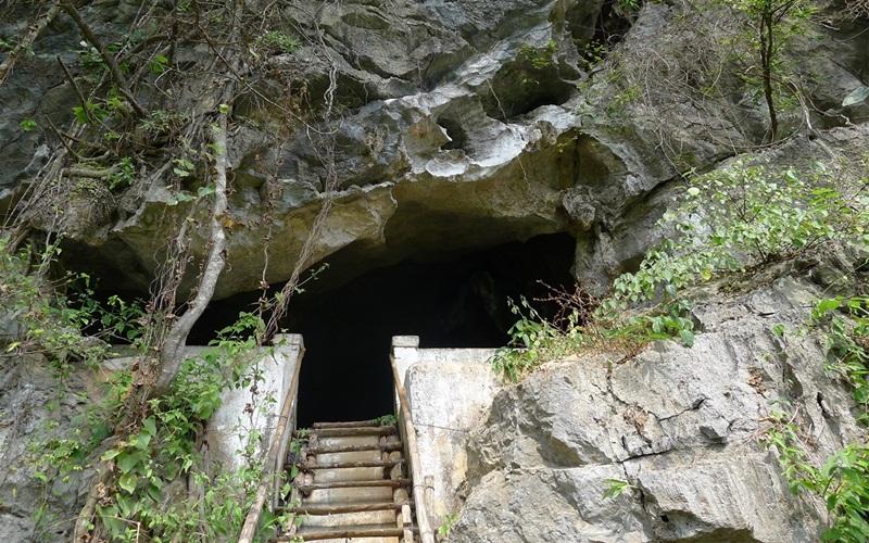 Alt: Hang động Quân Y