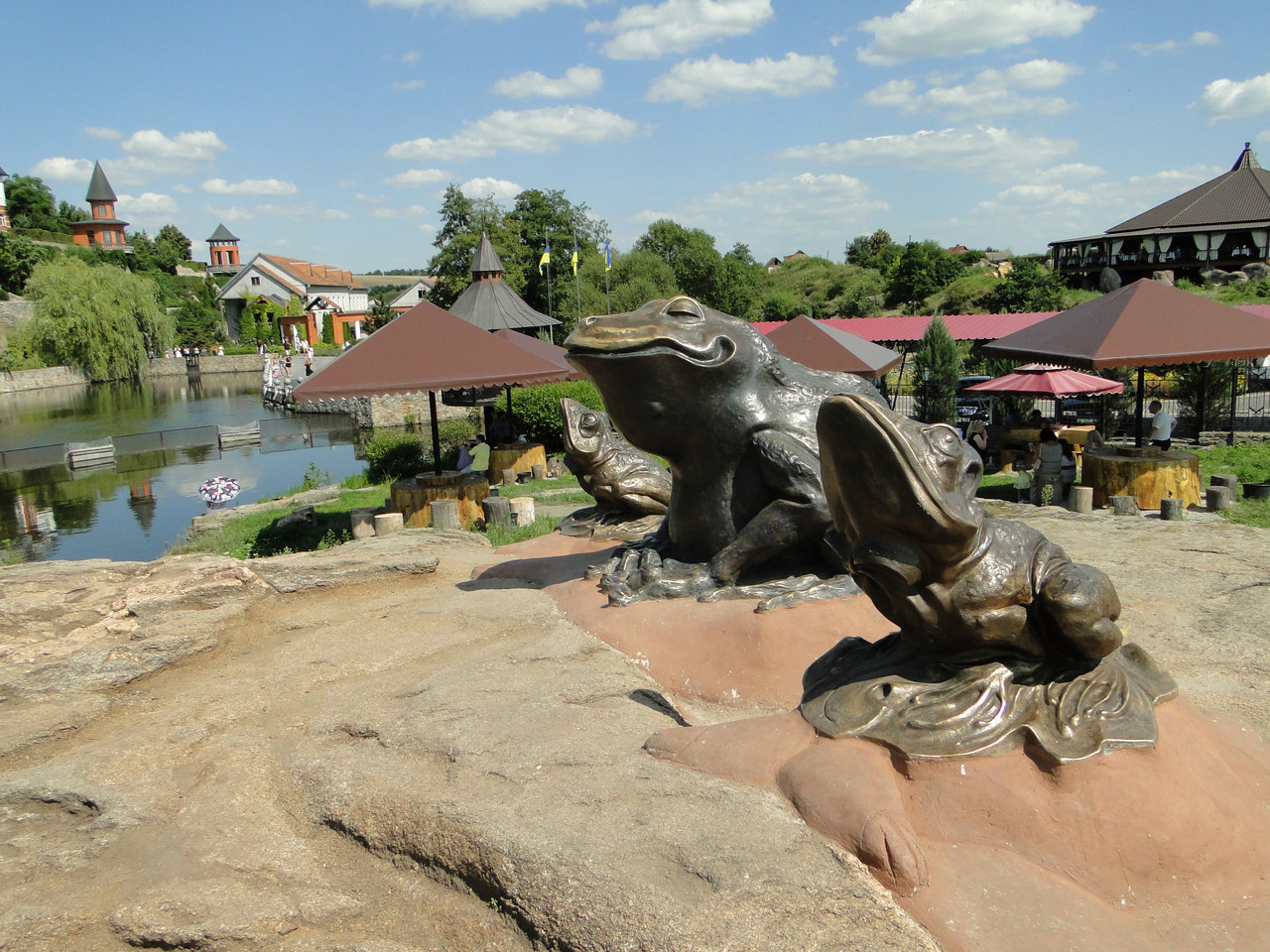 Скульптурні зображення жаб у парку «Буки»  