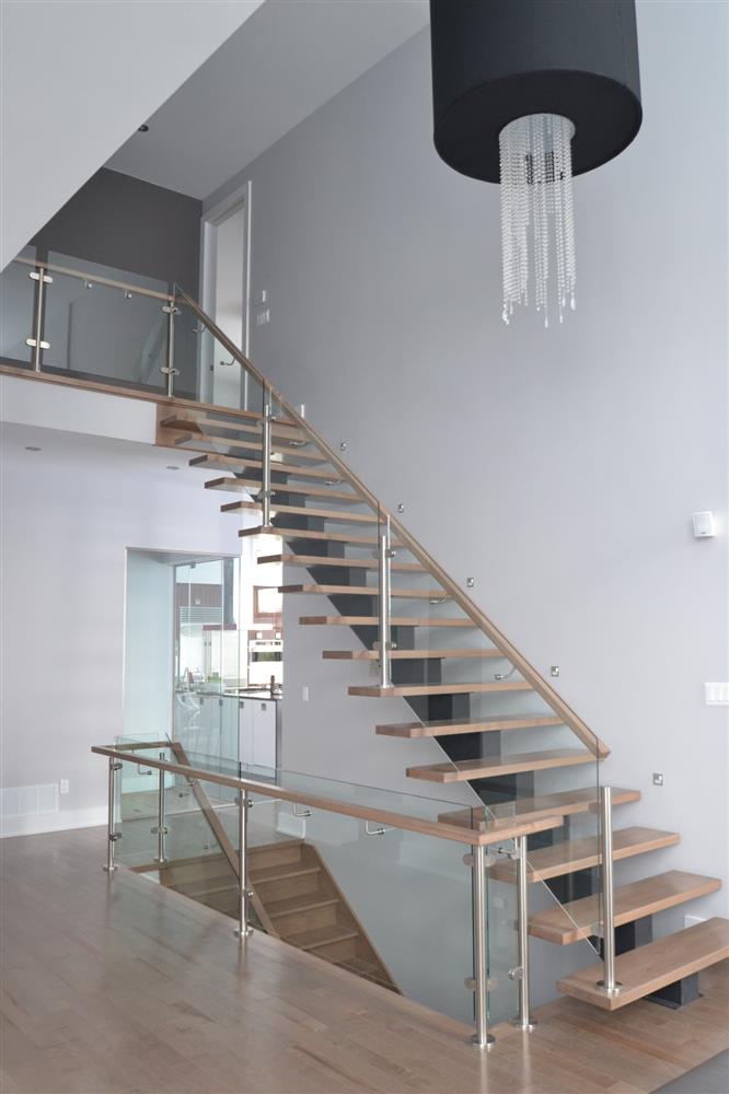 Escalier intérieur en bois dans une aire ouverte résidentielle