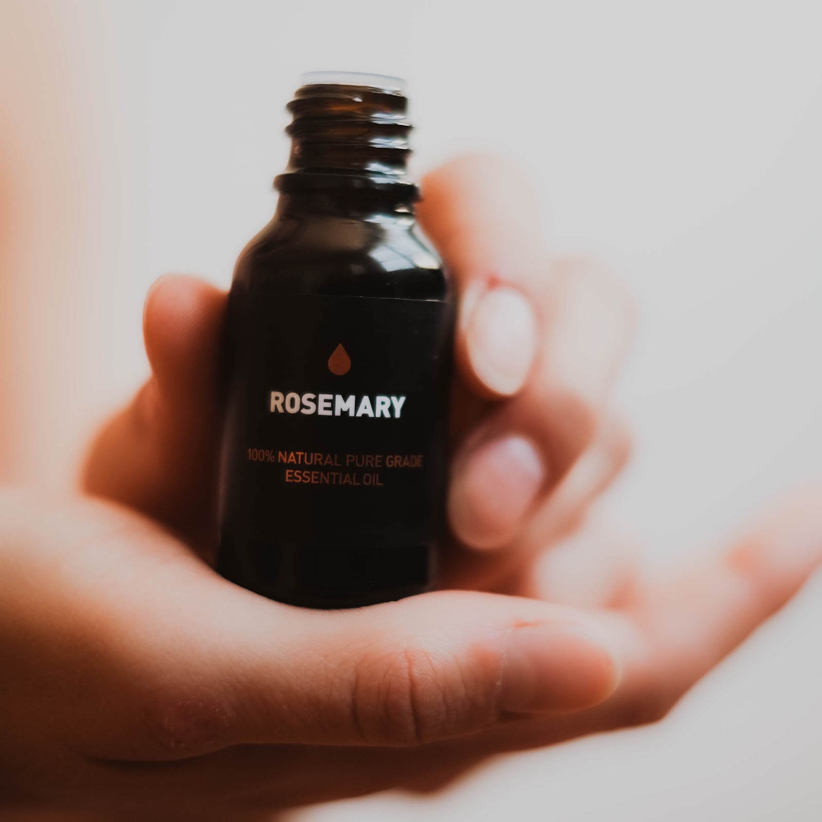 Rosemary oil: essential oils for headaches