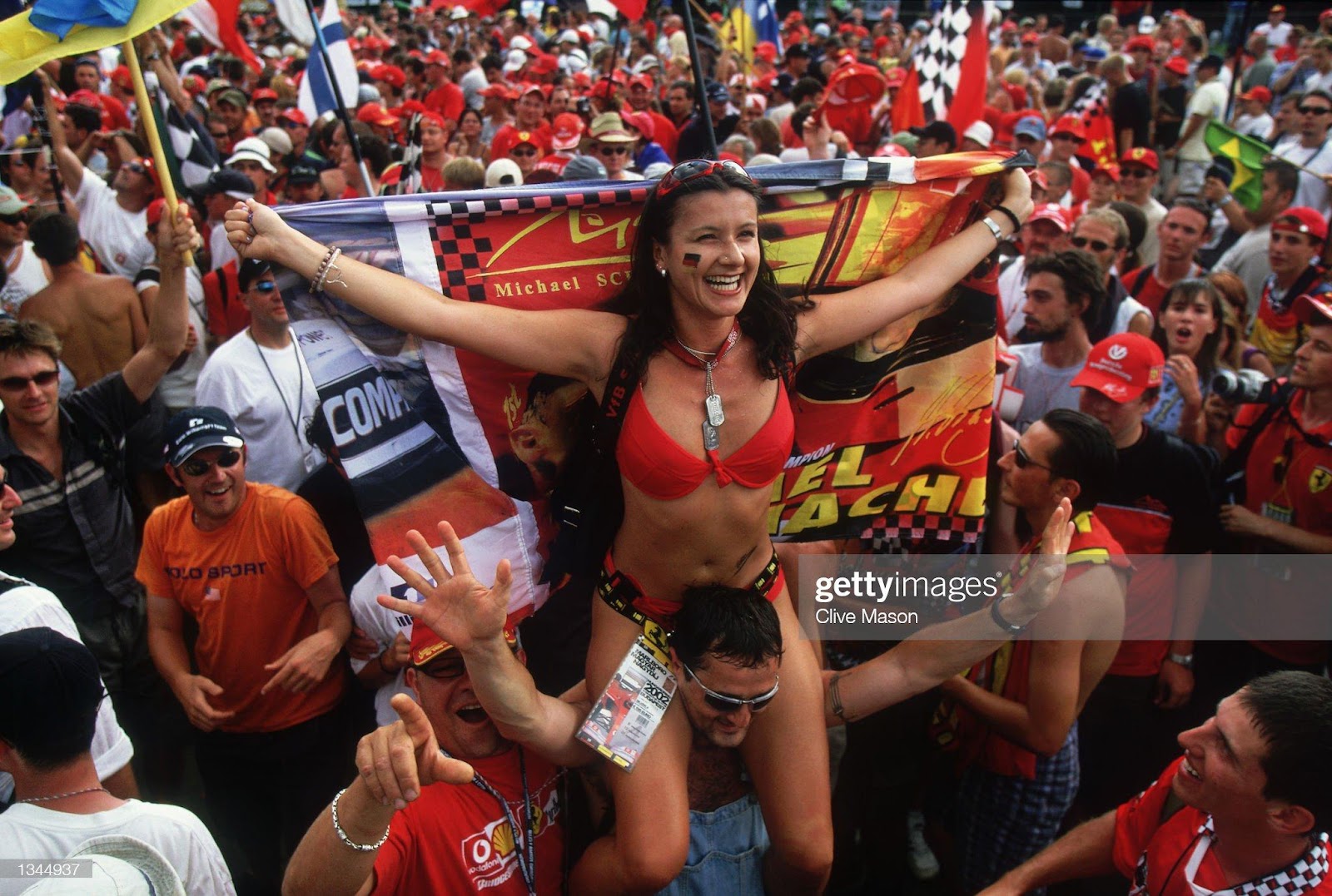 D:\Documenti\posts\posts\Women and motorsport\foto\2002 18 agosto Budapest Hungarian gp\the-ferrari-tifosi-add-some-glamour-to-the-post-race-celebration-the-picture-id1344937.jpg