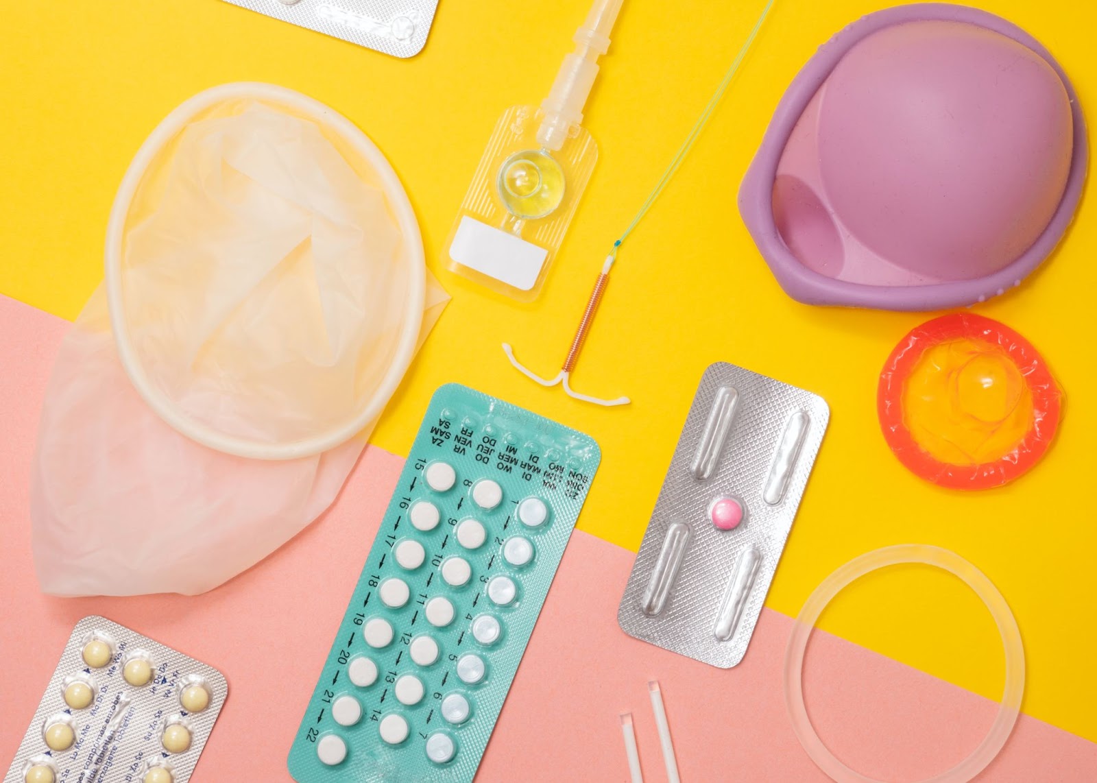 Imagem que mostra métodos contraceptivos reversíveis, que podem ser usados no lugar da laqueadura, como DIU, camisinha e pílula anticoncepcional. 