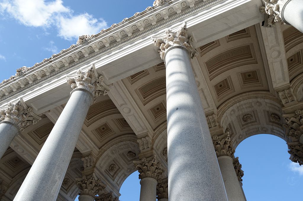 Colonnade_and_sky_of_Saint_Paul_(Rome).JPG