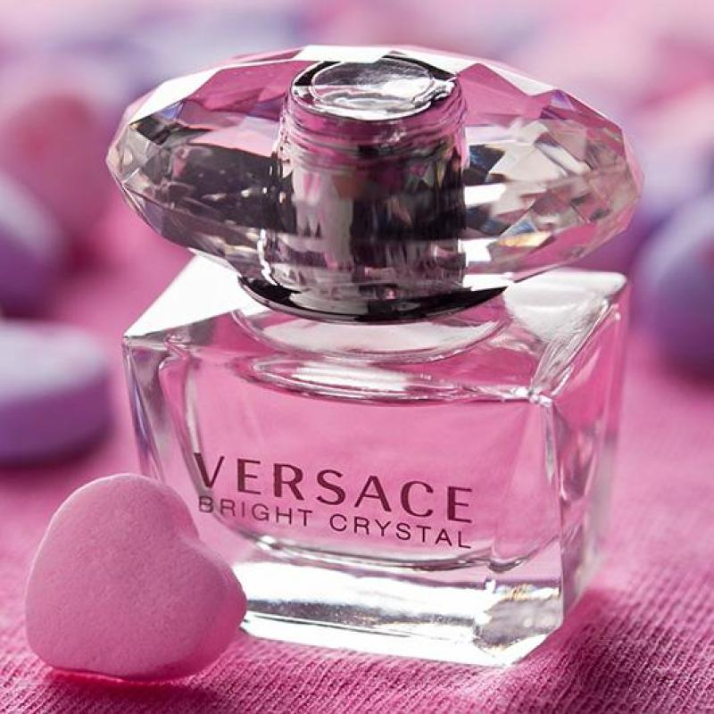 Nước hoa Versace Bright Crystal Absolu khơi trào cảm xúc trong sự ngọt ngào, trong trẻo